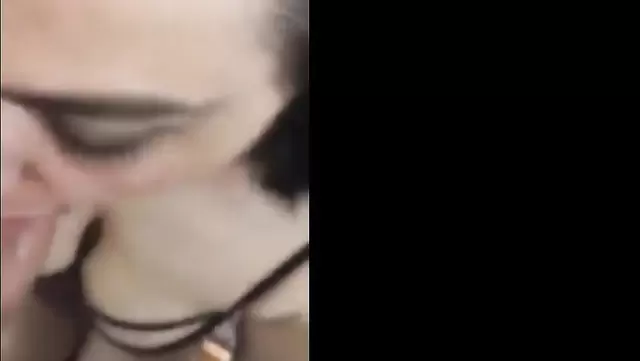 Esnek esmer, arkadaşına yumuşak bir oral yapıyor.