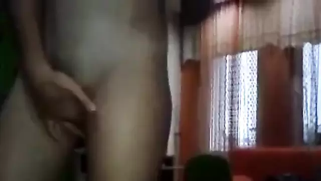 Islak Azerbaycanlı kadın, başka birinin sikine oturuyor.
