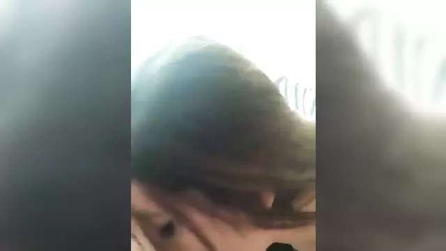 Esmer hatun Azzurra'nın aletine güzel bir oral çekiyor.