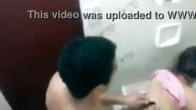 Azer, incecik üniversiteli kızı köpek pozisyonunda güzelce beceriyor.