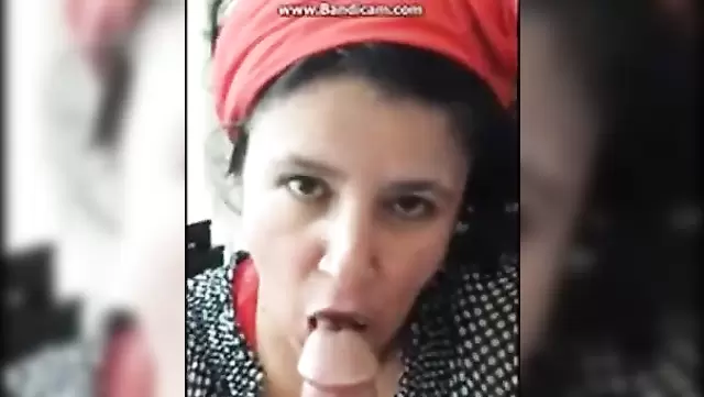 Azerbaycanlı fahişe komşusunun aletini emiyor.