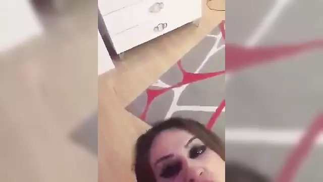 Karı, gölde iş arkadaşına ağızdan zevk veriyor.