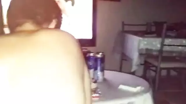 Kıvrımlı Azeri, en yakın arkadaşının kocasını sikişiyor.